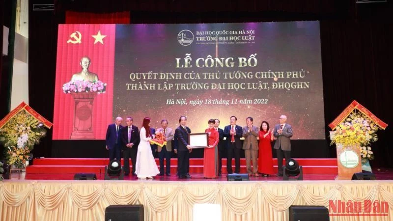 Bộ trưởng Giáo dục và Đào tạo Nguyễn Kim Sơn trao quyết định thành lập Trường đại học Luật. 