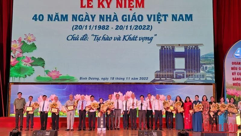 Nguyên Chủ tịch nước Nguyễn Minh Triết và lãnh đạo tỉnh Sông Bé, tỉnh Bình Dương qua các thời kỳ chụp hình lưu niệm với các thầy, cô giáo là lãnh đạo, nguyên lãnh đạo Sở Giáo dục và Đào tạo tỉnh Bình Dương.