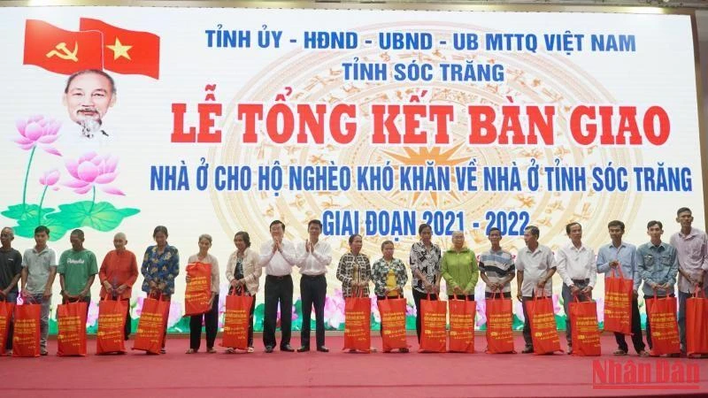 Nguyên Chủ tịch nước Trương Tấn Sang và Bí thư Tỉnh ủy Lâm Văn Mẫn tặng quà Tết cho hộ nghèo.