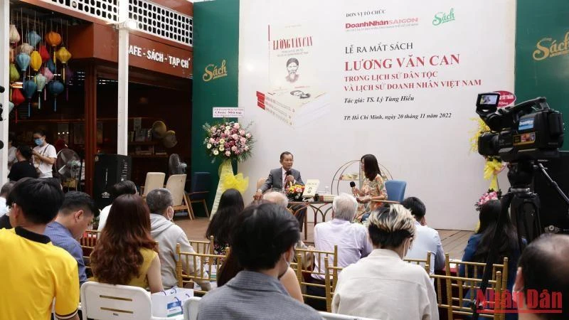 Giao lưu với tác giả tại buổi ra mắt sách.