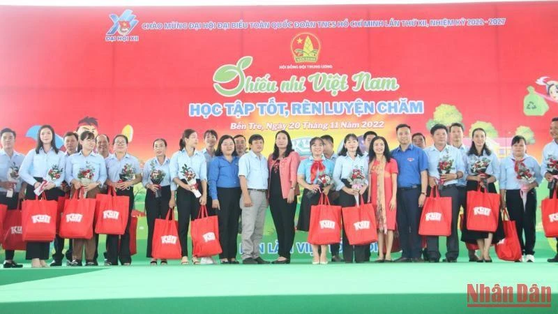 Lãnh đạo tham dự ngày hội tặng quà cho giáo viên làm Tổng phụ trách Đội.
