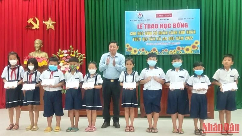 Chủ tịch Hội Nhà báo tỉnh Bến Tre Nguyễn Hữu Thọ trao học bổng cho học sinh nghèo, học giỏi.
