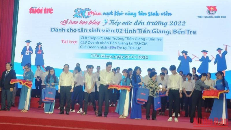 Trao 92 học bổng và quà cho các tân sinh viên có hoàn cảnh khó khăn.