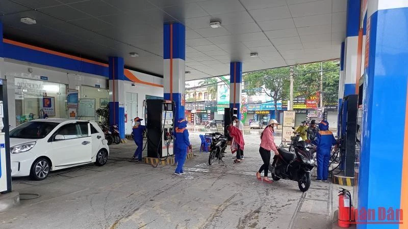 Mua bán xăng dầu diễn ra bình thường ở cửa hàng xăng dầu số 2 đường Lê Hồng Phong, thành phố Vinh.