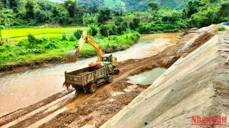 Thi công kè bảo vệ đường thành phố Bắc Kạn đi huyện Chợ Đồn.