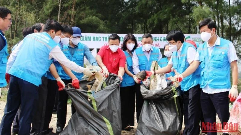  Các đại biểu tham gia thu gom rác.