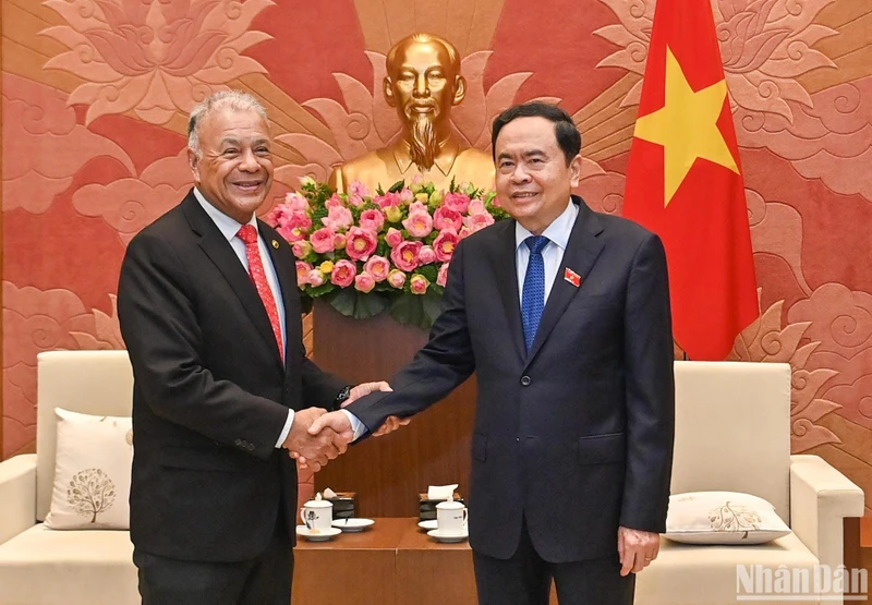 Phó Chủ tịch Thường trực Quốc hội Trần Thanh Mẫn vui mừng đón tiếp Tổng Bí thư Đảng Lao động Mexico Alberto Anaya Gutiérrez.
