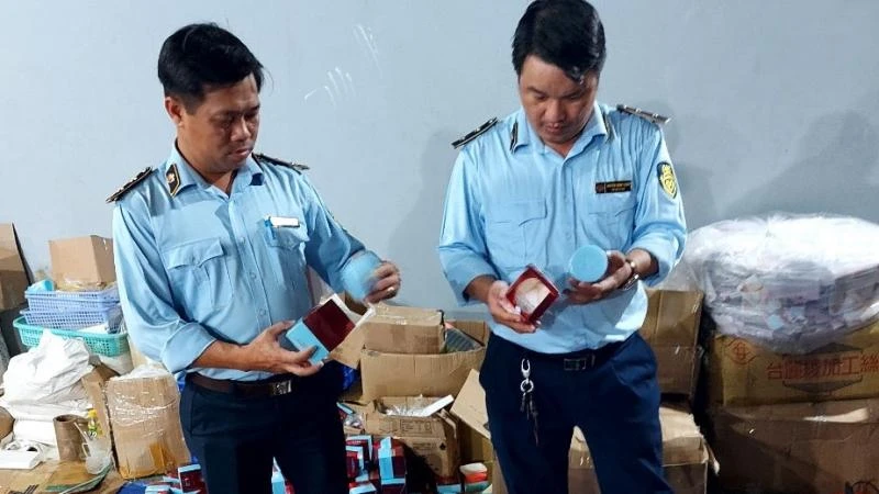 Lực lượng chức năng kiểm tra, xác minh kho hàng giả tại Thành phố Hồ Chí Minh. (Ảnh: Tổng cục Quản lý thị trường).