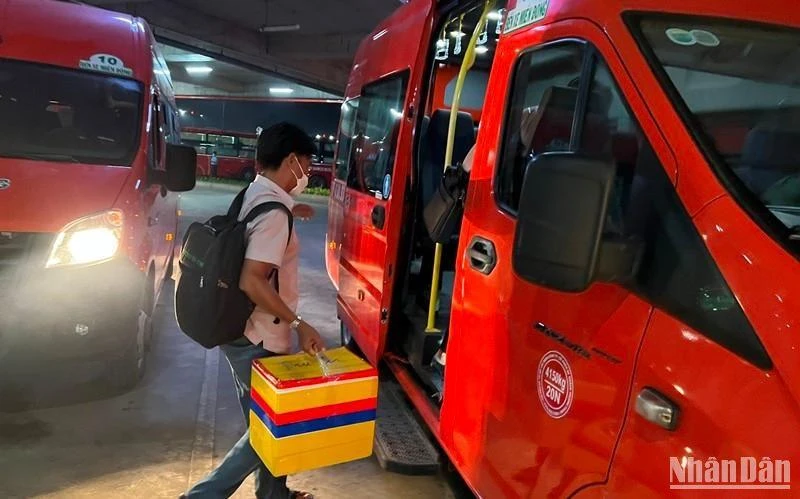 Người dân được trung chuyển miễn phí khi đến Bến xe Miền Đông mới để đi lại.