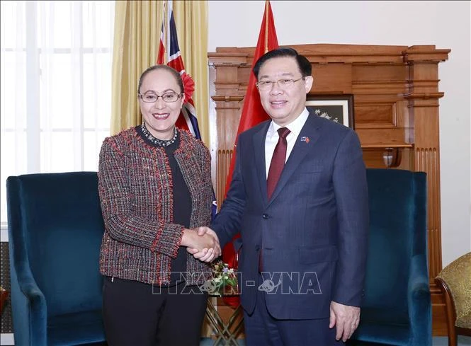 Chủ tịch Quốc hội Vương Đình Huệ tiếp Phó Chủ tịch Nghị viện kiêm Chủ nhiệm Ủy ban Đối ngoại, Quốc phòng và Thương mại Jenny Salesa. (Ảnh: TTXVN) 