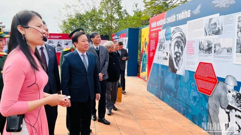 Công chúng đến tham quan triển lãm.
