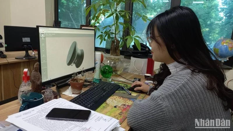 Khách tham quan khám phá Bảo vật quốc gia trong không gian ảo.