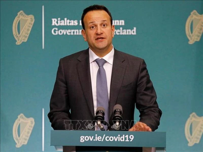 Thủ tướng Ireland Leo Varadkar trong cuộc họp báo tại Dublin ngày 10/4/2020. (Ảnh: AFP/TTXVN)