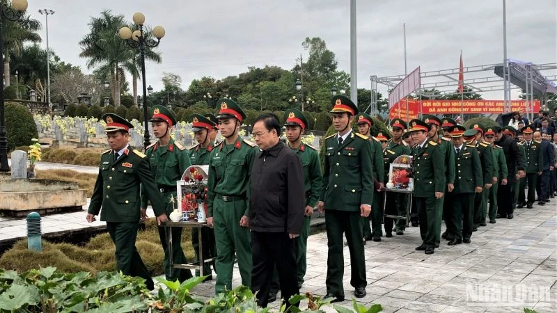Cán bộ, chiến sĩ các lực lượng vũ trang và nhân dân tỉnh Điện Biên trong lễ an táng hài cốt liệt sĩ tại nghĩa trang liệt sĩ Tông Khao.