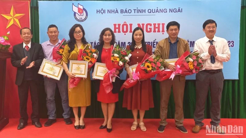 Trao Giấy khen cho cá nhân có thành tích xuất sắc trong phong trào thi đua năm 2022.