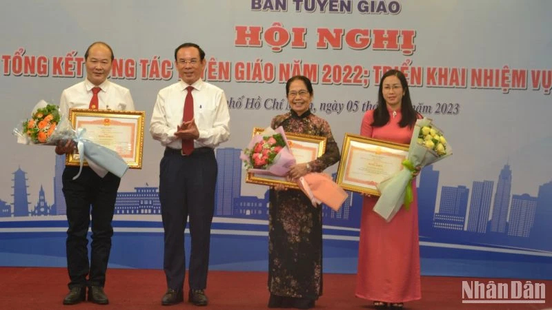 Đồng chí Nguyễn Văn Nên, Ủy viên Bộ Chính trị, Bí thư Thành ủy Thành phố Hồ Chí Minh trao tặng Bằng khen của Thủ tướng Chính phủ cho tập thể, cá nhân có thành tích tiêu biểu trong học tập và làm theo tư tưởng, đạo đức, phong cách Hồ Chí Minh.
