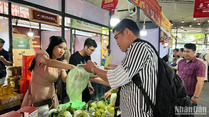 Người tiêu dùng mua sắm tại hội chợ.