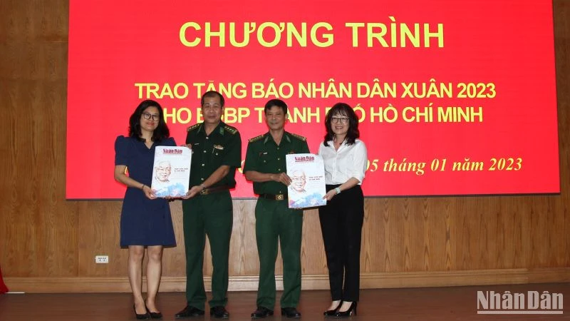 Tổng Công ty Cấp nước Sài Gòn tặng báo Xuân Nhân Dân Quý Mão cho Bộ đội Biên phòng Thành phố Hồ Chí Minh. (Ảnh: Thế Anh).