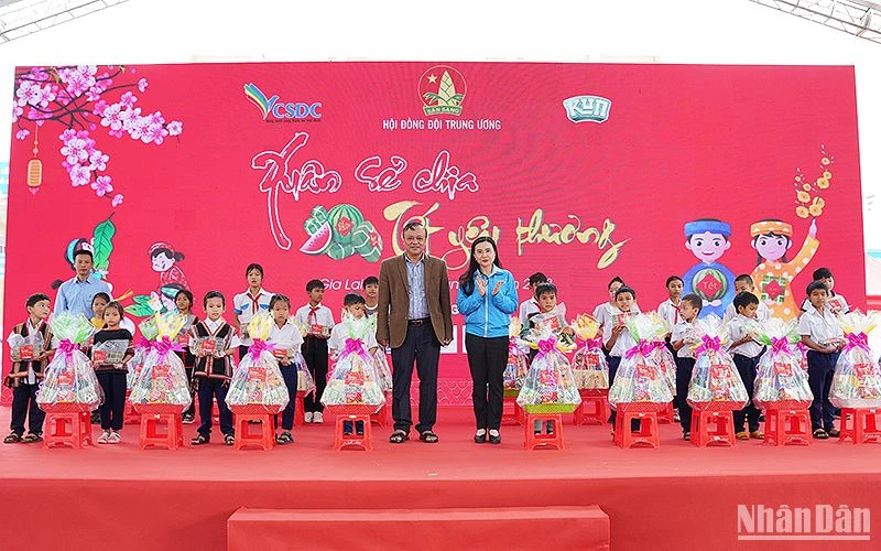 Bí thư Trung ương Đoàn, Chủ tịch Hội đồng Đội Trung ương Nguyễn Phạm Duy Trang (áo xanh) cùng đại diện các đơn vị liên quan trao quà Tết tặng thiếu nhi có hoàn cảnh khó khăn tại ngày hội.