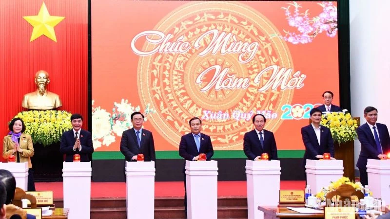 Chủ tịch Quốc hội Vương Đình Huệ và các đại biểu bấm nút khởi công xây dựng công trình cầu Nhật Lệ 3. 