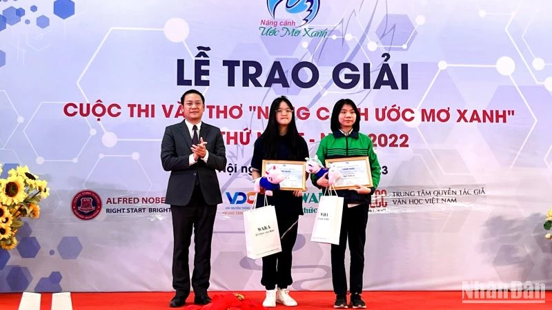 Ban tổ chức trao hai giải A cho hai học sinh có tác phẩm tốt nhất cuộc thi.