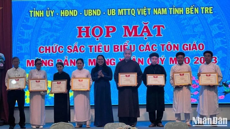 Lãnh đạo tỉnh trao bằng khen cho các cá nhân có nhiều đóng góp tích cực trong xây dựng khối đoàn kết dân tộc.