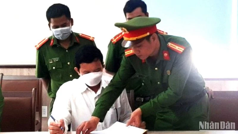 Cơ quan cảnh sát điều tra Công an tỉnh Đắk Lắk bắt giam ông Trịnh Quang Trí, nguyên Giám đốc Trung tâm Kiểm soát bệnh tật tỉnh Đắk Lắk do những sai phạm trong việc mua sắm trang thiết bị, vật tư y tế, sinh phẩm, kít xét nghiệm phòng, chống Covid-19.