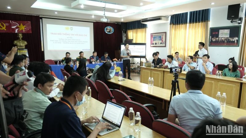 Quang cảnh buổi họp báo. (Ảnh: HUFLIT).