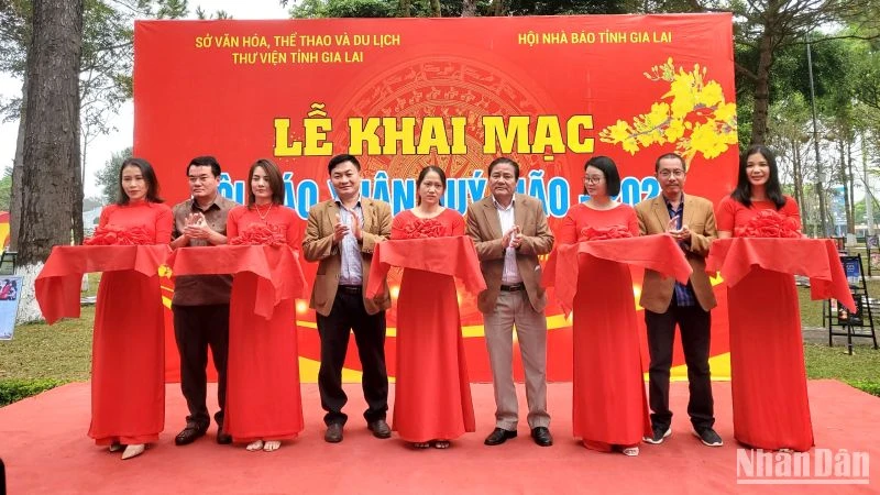 Cắt băng khai mạc Hội báo Xuân Quý Mão-2023.