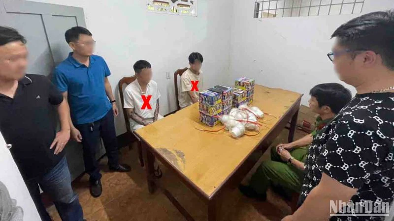 Lực lượng chức năng làm việc với những đối tượng buôn bán pháo hoa trái phép.