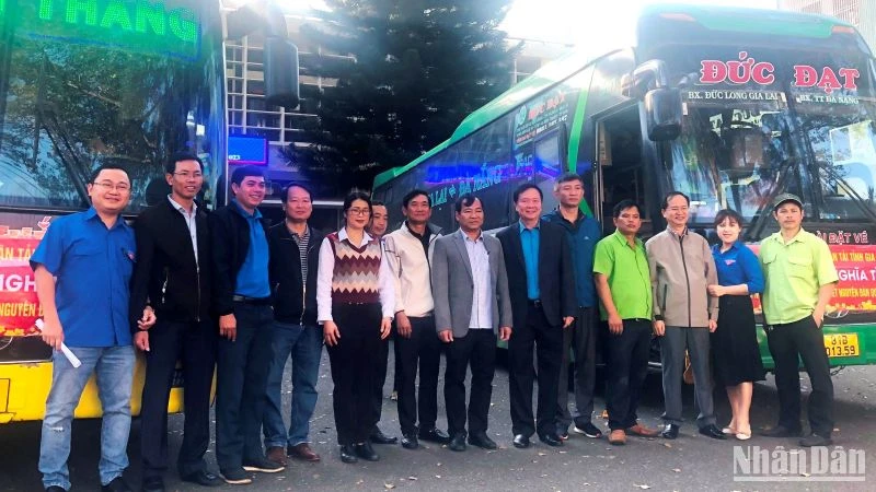 Chuyến xe nghĩa tình miễn phí đưa công nhân, lao động nghèo về quê đón Tết.