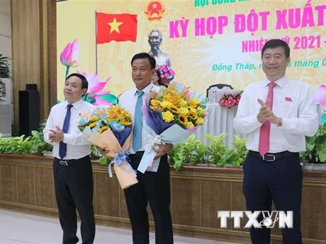 Chủ tịch HĐND Phan Văn Thắng và Chủ tịch UBND tỉnh Đồng Tháp Phạm Thiện Nghĩa tặng hoa chúc mừng ông Nguyễn Phước Thiện được bầu chức danh Phó Chủ tịch UBND tỉnh ngày 6/1. (Ảnh: TTXVN)