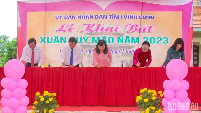Lãnh đạo tỉnh Vĩnh Long khai bút đầu Xuân mới Quý Mão 2023. (Ảnh: BÁ DŨNG)