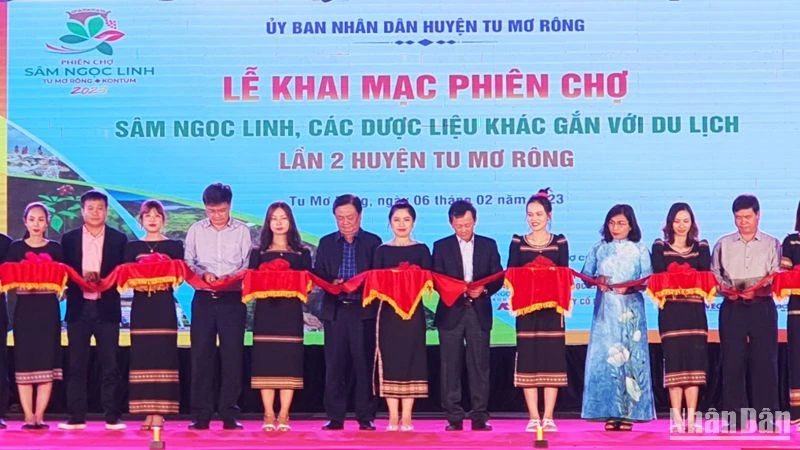 Các đại biểu cắt băng khai mạc phiên chợ.