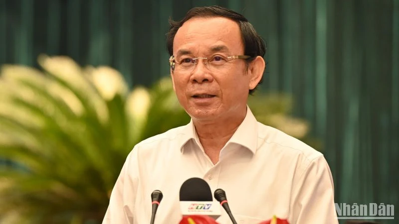 Đồng chí Nguyễn Văn Nên, Ủy viên Bộ Chính trị, Bí thư Thành ủy Thành phố Hồ Chí Minh phát biểu tại buổi họp mặt.