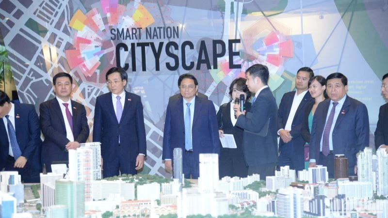 Thủ tướng Phạm Minh Chính thăm Triển lãm quy hoạch quốc gia thông minh Singapore.