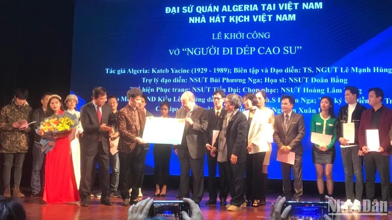 Lễ khởi dựng vở kịch thơ "Người đi dép cao su".