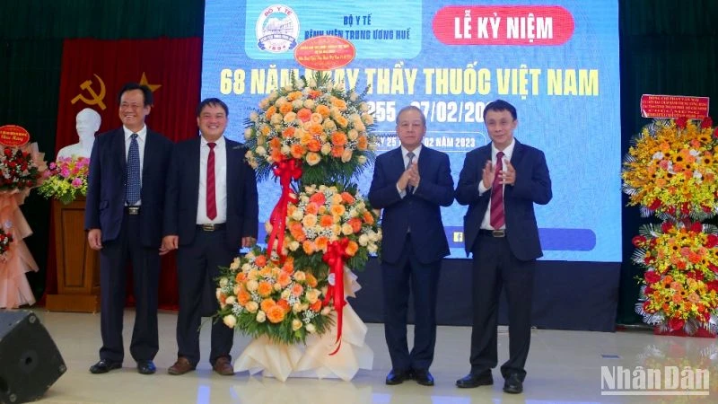 Phó Bí thư Thường trực Tỉnh ủy Thừa Thiên Huế Phan Ngọc Thọ trao lẵng hoa chúc mừng của Quyền Chủ tịch nước Võ Thị Ánh Xuân tới Bệnh viện Trung ương Huế.