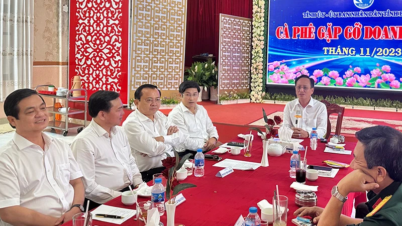 Chủ tịch Ủy ban nhân dân tỉnh Bạc Liêu Phạm Văn Thiều cùng các đồng chí Thường trực Tỉnh ủy và Thường trực Ủy ban nhân dân tỉnh tại buổi cà phê gặp gỡ các doanh nhân. (Ảnh TRỌNG DUY).