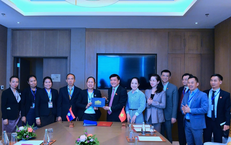 Tổng Thư ký Quốc hội, Chủ nhiệm Văn phòng Quốc hội Bùi Văn Cường tặng quà lưu niệm Tổng Thư ký Quốc hội Lào Pingkham Lasasimma. (Ảnh: quochoi.vn)