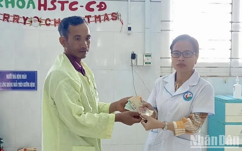 Đại diện Bệnh viện Nhi Gia Lai trao tiền hỗ trợ của các nhà hảo tâm cho đại diện gia đình 3 em nhỏ bị ngộ độc do ăn thịt cóc.