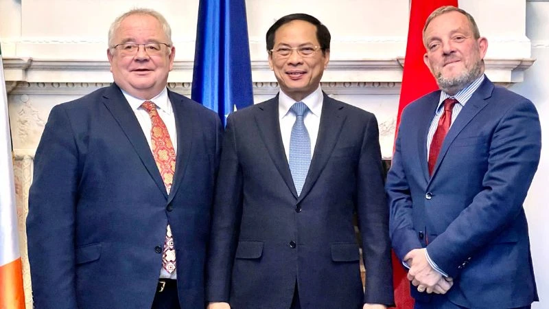 Chủ tịch Thượng viện Jerry Buttimer và Chủ tịch Hạ viện Seán Ó Fearghaíl cùng chụp ảnh với Bộ trưởng Ngoại giao Bùi Thanh Sơn tại buổi gặp. 