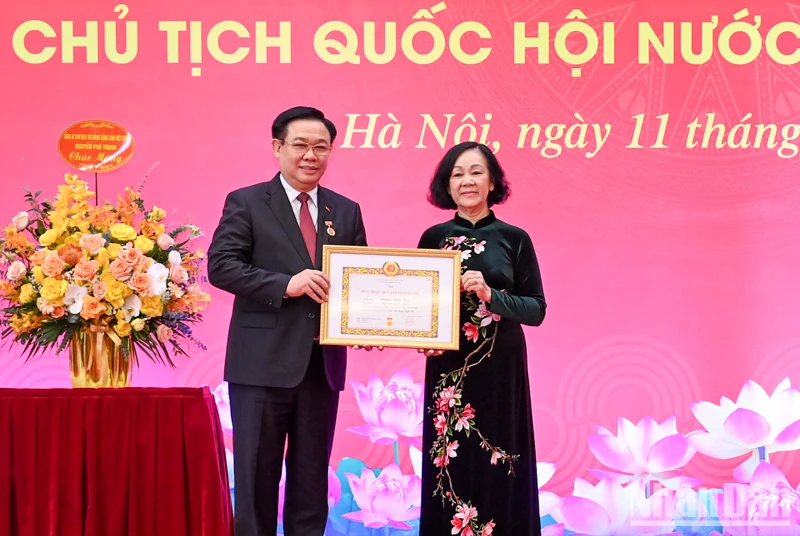 Đồng chí Trương Thị Mai, Ủy viên Bộ Chính trị, Thường trực Ban Bí thư, Trưởng ban Tổ chức Trung ương trao Huy hiệu 40 năm tuổi Đảng tặng Chủ tịch Quốc hội Vương Đình Huệ.