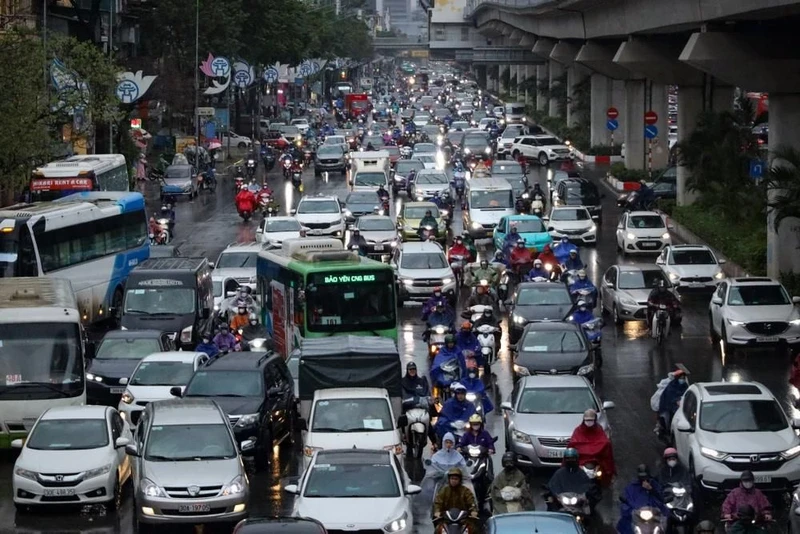 Ngày 19/3, trời Hà Nội bất ngờ có mưa lớn từ rạng sáng và gió lớn gây cảm giác rét buốt. Ảnh: TTXVN. 
