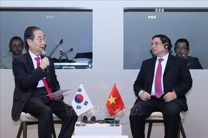 Thủ tướng Phạm Minh Chính gặp Thủ tướng Hàn Quốc Han Duck Soo nhân chuyến tham dự Hội nghị thường niên lần thứ 54 của Diễn đàn Kinh tế Thế giới (WEF) tại Davos, Thụy Sĩ, chiều 16/1/2024.