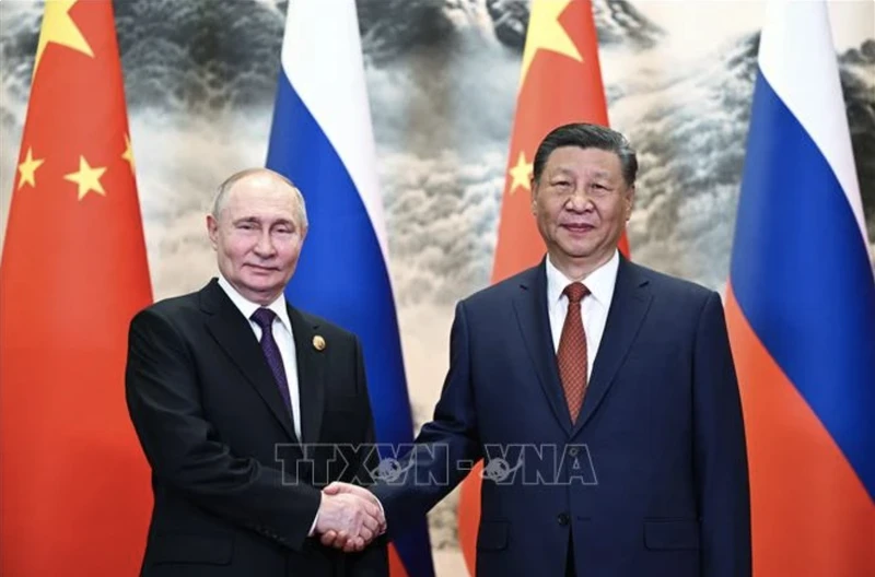 Chủ tịch Trung Quốc Tập Cận Bình (phải) và Tổng thống Nga Vladimir Putin tại cuộc gặp ở Bắc Kinh ngày 16/5/2024. (Ảnh: AFP/TTXVN)