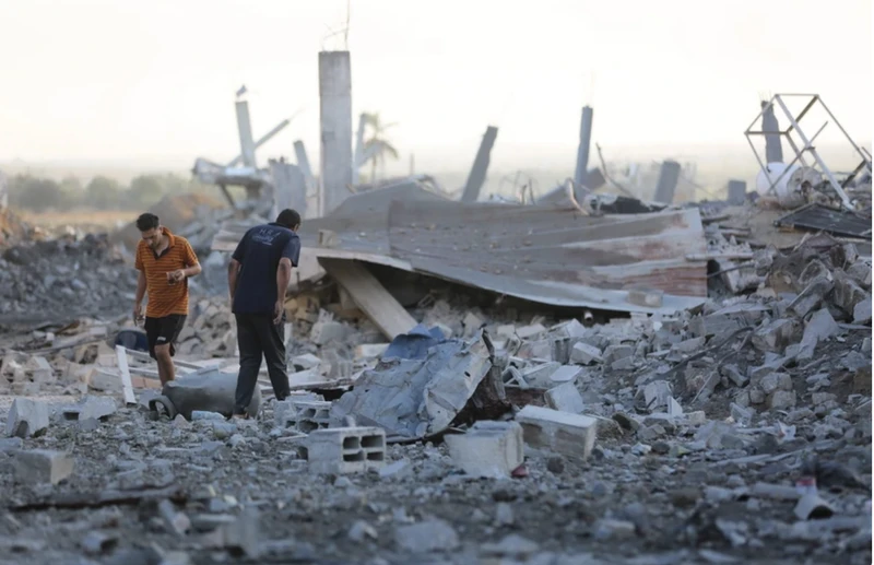 Cảnh đổ nát sau cuộc tấn công của Israel tại trại tị nạn Al-Bureij ở Dải Gaza. (Ảnh: THX/TTXVN)