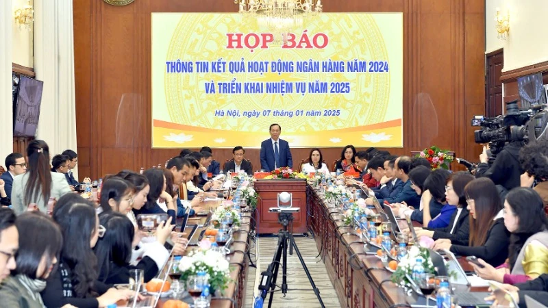 Toàn cảnh cuộc họp báo. 