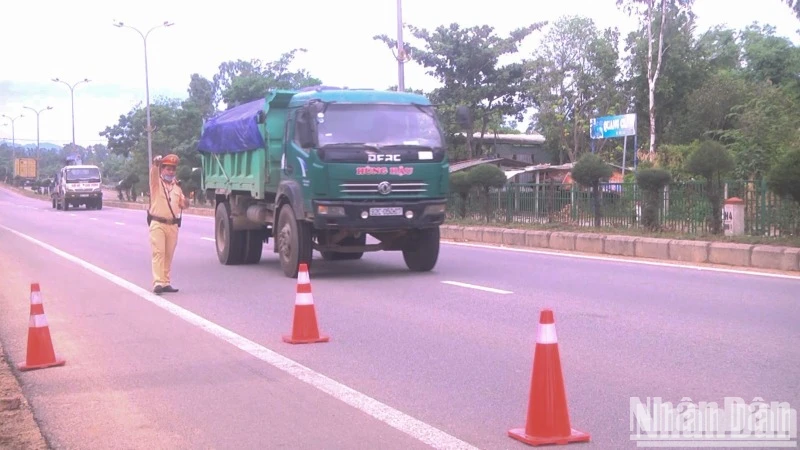 Lực lượng Cảnh sát giao thông Công an tỉnh Quảng Nam bảo đảm trật tự, an toàn giao thông trên các tuyến đường trọng điểm.