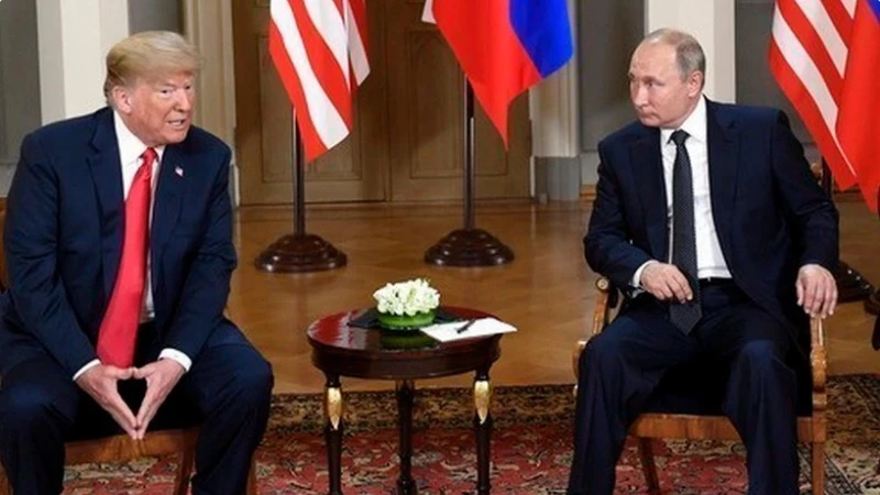 Tổng thống Nga Vladimir Putin (phải) và Tổng thống Mỹ Donald Trump tại cuộc gặp ở Helsinki (Phần Lan), hồi tháng 7/2018. (Ảnh: THX/TTXVN)